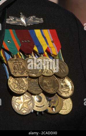 Ingleside, Texas, 14 gennaio 2006: Varie medaglie della Marina militare su un'uniforme da marinaio. ©Bob Daemmrich Foto Stock