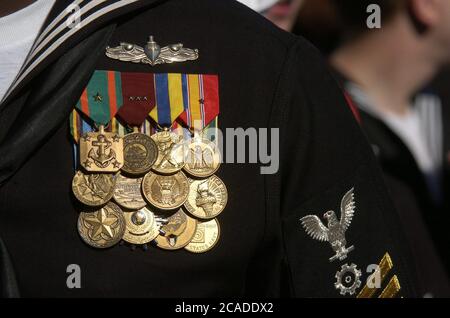 Ingleside, Texas, 14 gennaio 2006: Varie medaglie della Marina militare su un'uniforme da marinaio. ©Bob Daemmrich Foto Stock