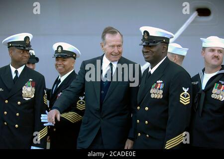 Ingleside, Texas USA, 14 gennaio 2006: Ex presidente George H.W. Bush (centro) alla messa in servizio della nave da trasporto anfibio USS San Antonio (LPD-17). ©Bob Daemmrich Foto Stock