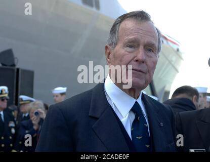 Ingleside, Texas USA, 14 gennaio 2006: L'ex presidente degli Stati Uniti George W. Bush, ex pilota della Marina, alla messa in servizio della nave da trasporto anfibio USS San Antonio (LPD-17). ©Bob Daemmrich Foto Stock