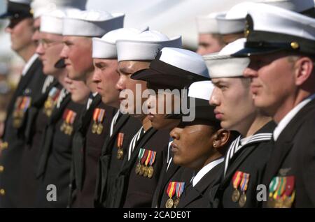 Ingleside, Texas USA, 14 gennaio 2006: I marinai della Marina degli Stati Uniti sono all'attenzione durante la messa in servizio della nave da trasporto anfibio USS San Antonio (LPD-17). ©Bob Daemmrich Foto Stock