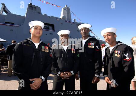 Ingleside, Texas USA, 14 gennaio 2006: Marinai della United States Navy alla messa in servizio della nave da trasporto anfibio USS San Antonio (LPD-17). ©Bob Daemmrich Foto Stock