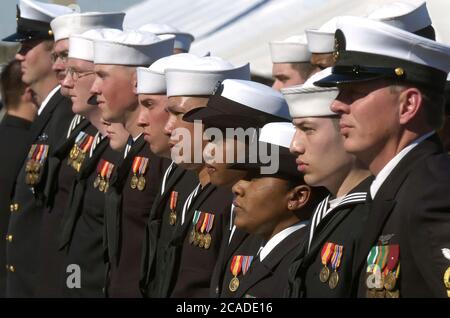 Ingleside, Texas USA, 14 gennaio 2006: I marinai della Marina degli Stati Uniti sono all'attenzione durante la messa in servizio della nave da trasporto anfibio USS San Antonio (LPD-17). ©Bob Daemmrich Foto Stock