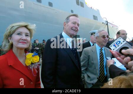 Ingleside, Texas USA, 14 gennaio 2006: (Da L a R) il senatore degli Stati Uniti Kay Bailey Hutchison, l'ex presidente degli Stati Uniti George H.W. Bush e il vice segretario della difesa Gordon R. England salutano gli ospiti alla messa in servizio della USS San Antonio (LPD-17) presso la Ingleside Navy Station. ©Bob Daemmrich Foto Stock