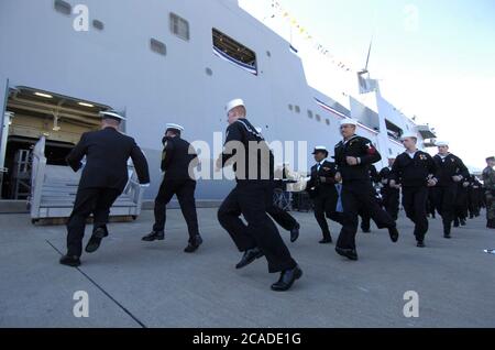 Ingleside, Texas USA, 14 gennaio 2006: I marinai della US Navy corrono a bordo alla messa in servizio della nave da trasporto anfibio USS San Antonio (LPD-17), la più recente nave da trasporto di classe San Antonio con capacità di guerra all'avanguardia. ©Bob Daemmrich Foto Stock