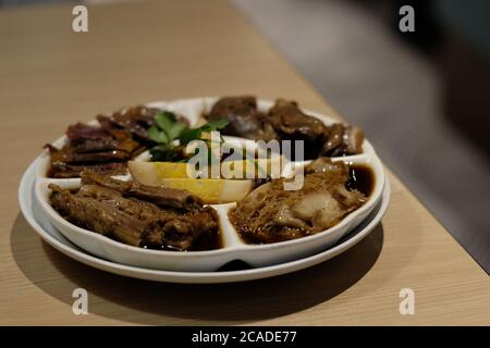 Primo piano tradizionale cinese brasato di carne combinazione su tavolo di legno. Sfocatura dello sfondo Foto Stock