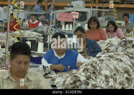 Matamoros, Messico aprile 2006: Fabbrica di abbigliamento BonWorth situata oltre il confine con gli Stati Uniti da Brownsville, Texas, conta 650 dipendenti che producono circa 10.000 capi al giorno per rifornire i suoi oltre 200 negozi statunitensi in 31 stati. ©Bob Daemmrich Foto Stock