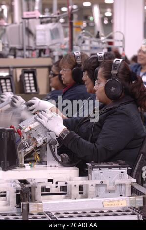 Matamoros, Messico aprile 2006: Le autoradio vengono prodotte a Delphi Delco Electronics de Mexico, uno stabilimento di maquiladora attraverso il confine degli Stati Uniti da Brownsville, Texas, che produce parti per le auto della General Motors. Delphi ha circa 11.000 lavoratori messicani in sette fabbriche vicino a Matamoros. ©Bob Daemmrich Foto Stock