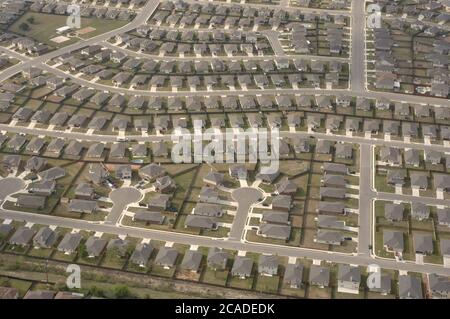 Austin, Texas USA, aprile 2006: Vista aerea dello sviluppo abitativo suburbano della classe media a Round Rock, un sobborgo settentrionale di Austin. Foto Stock