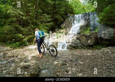 Oberammergau, Germania, 5 agosto 2020. Mountain bike godere del paesaggio e la vista panoramica sul sentiero fino a un rifugio. © Peter Schatz/Ala Foto Stock