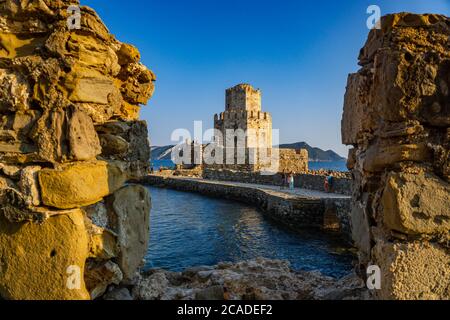 Vista iconica della struttura indipendente, il castello Bourtzi di Methoni. Costruito dai veneziani all'inizio del 13th secolo. Foto Stock