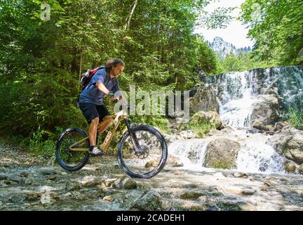 Oberammergau, Germania, 5 agosto 2020. Mountain bike godere del paesaggio e la vista panoramica sul sentiero fino a un rifugio. © Peter Schatz/Ala Foto Stock