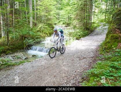 Oberammergau, Germania, 5 agosto 2020. Mountain bike godere del paesaggio e la vista panoramica sul sentiero fino a un rifugio. © Peter Schatz/Ala Foto Stock