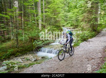 Oberammergau, Germania, 5 agosto 2020. Mountain bike godere del paesaggio e la vista panoramica sul sentiero fino a un rifugio. © Peter Schatz/Ala Foto Stock