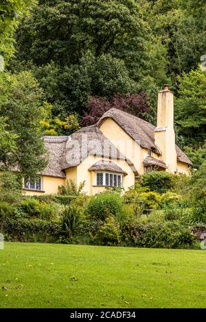 Exmoor National Park - un tipico cottage con tetto di paglia nel villaggio di Selworthy, Somerset UK Foto Stock