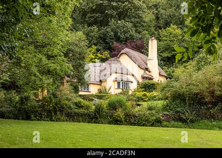 Exmoor National Park - un tipico cottage con tetto di paglia nel villaggio di Selworthy, Somerset UK Foto Stock
