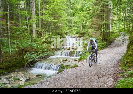 Oberammergau, Germania, 5 agosto 2020. Mountain bike godere del paesaggio e la vista panoramica sul sentiero fino a un rifugio. © Peter Schatz/Ala Foto Stock