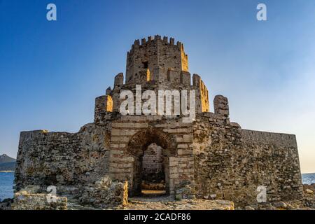 Vista iconica della struttura indipendente, il castello Bourtzi di Methoni. Costruito dai veneziani all'inizio del 13th secolo. Foto Stock