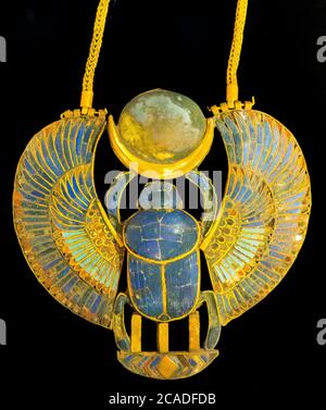 Egitto, Cairo, gioielli Tutankhamon, dalla sua tomba a Luxor: Un pettorale sotto forma di scarabeo alato. Foto Stock