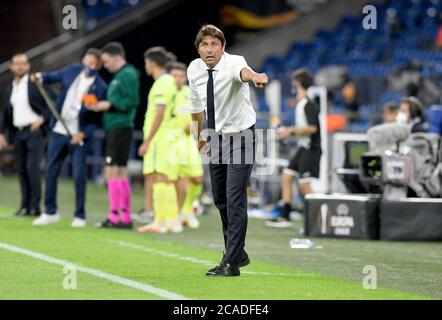 Gelsenkirchen, Germania. 05 agosto 2020. Calcio: Europa League, Inter Milan - FC Getafe, round di knockout, round di sedici all'Arena AufSchalke. Il coach di Inter Antonio Conte dà le istruzioni. Credit: Bernd Thissen/dpa/Alamy Live News Foto Stock