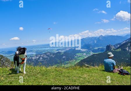 Pfronten, Germania, 28 luglio 2020, Hiker, mountain bike e parapendio godere della vista panoramica sul sentiero fino al rifugio Ostler Huette su Bre Foto Stock