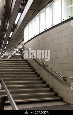 Lower Concorse, stazione della metropolitana di Southwark, progettata da Sir Richard MacCormac, Londra, Inghilterra, Regno Unito Foto Stock