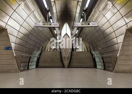 Lower Concorse, stazione della metropolitana di Southwark, progettata da Sir Richard MacCormac, Londra, Inghilterra, Regno Unito Foto Stock