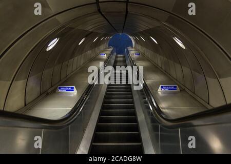 Lower Concorse, stazione della metropolitana di Southwark, progettata da Sir Richard MacCormac, Londra, Inghilterra, Regno Unito Foto Stock