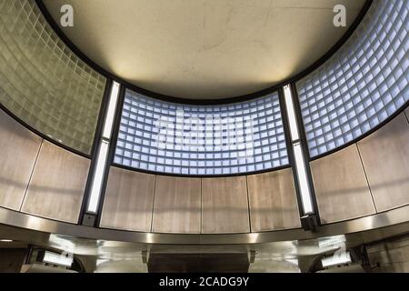 Atrio superiore, stazione della metropolitana Southwark, progettata da Sir Richard MacCormac, Londra, Inghilterra, Regno Unito Foto Stock