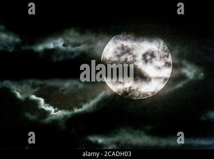 La Luna piena di agosto è stata tradizionalmente chiamata Sturgeon Moon perché il gigantesco storione dei grandi Laghi e del Lago Champlain erano più prontamente cauti Foto Stock