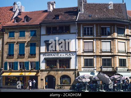 Archivio immagine: Architettura tradizionale al 18 ° secolo Place Pestalozzi a Yverdon-les-Bains, Jura-Nord Vaudois, Svizzera, fotografata nel 1995 Foto Stock