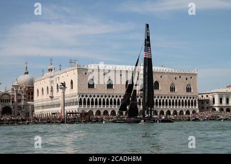 VENEZIA, ITALIA - MAGGIO 19: Un catamarano AC45 durante la Serie Mondiale di Venezia 2012 - Coppa America il 19 maggio 2012 a Venezia, Italia Foto Stock