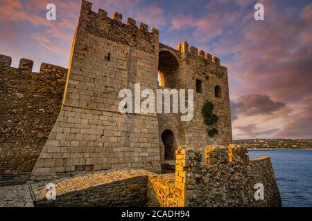 All'interno del sito archeologico del Castello di Methoni. Costruito dai Veneziani agli inizi del XIII secolo, è il più grande e grande del Mediterraneo Foto Stock