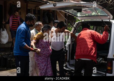 Kolhapur, Maharashtra, India. 6 agosto 2020. Il distretto di Kolhapur è di nuovo sul bordo dell'inondazione nel secondo anno consecutivo. Kolhapur si trova nel sud del Maharashtra, stati occidentali dell'India. Il fiume principale Panchganga ha attraversato il suo livello di pericolo di cibo 42.5 piedi. Le dighe del distretto di Kolhapur si stanno aprendo con lo scarico dell'acqua in eccesso che causa il pericolo di acqua sul lungofiume. Ambewadi e Chikhali sono i villaggi che sono stati colpiti più duramente l'alluvione dell'anno scorso. Gli abitanti del villaggio hanno iniziato la migrazione con il loro bestiame nel tempo. Credit: ZUMA Press, Inc./Alamy Live News Foto Stock