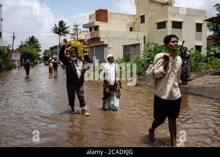 Kolhapur, Maharashtra, India. 6 agosto 2020. Il distretto di Kolhapur è di nuovo sul bordo dell'inondazione nel secondo anno consecutivo. Kolhapur si trova nel sud del Maharashtra, stati occidentali dell'India. Il fiume principale Panchganga ha attraversato il suo livello di pericolo di cibo 42.5 piedi. Le dighe del distretto di Kolhapur si stanno aprendo con lo scarico dell'acqua in eccesso che causa il pericolo di acqua sul lungofiume. Gli abitanti del villaggio stanno scendendo con le merci essenziali sulla spalla con la famiglia, i membri. Ambewadi e Chikhali sono i villaggi che sono stati colpiti più duramente l'alluvione dell'anno scorso. Credit: ZUMA Press, Inc./Alamy Live News Foto Stock