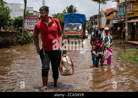 Kolhapur, Maharashtra, India. 6 agosto 2020. Il distretto di Kolhapur è di nuovo sul bordo dell'inondazione nel secondo anno consecutivo. Kolhapur si trova nel sud del Maharashtra, stati occidentali dell'India. Il fiume principale Panchganga ha attraversato il suo livello di pericolo di cibo 42.5 piedi. Le dighe del distretto di Kolhapur si stanno aprendo con lo scarico dell'acqua in eccesso che causa il pericolo di acqua sul lungofiume. Gli abitanti del villaggio stanno scendendo con le merci essenziali sulla spalla con la famiglia, i membri. Ambewadi e Chikhali sono i villaggi che sono stati colpiti più duramente l'alluvione dell'anno scorso. Credit: ZUMA Press, Inc./Alamy Live News Foto Stock