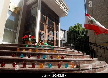 Kiev, Ucraina. 06 agosto 2020. Fiori e candele in memoria delle vittime della massiccia esplosione a Beirut, vista fuori dall'ambasciata del Libano a Kiev. La massiccia esplosione, presumibilmente da nitrato di ammonio, che è stato immagazzinato nel porto, è esplosa e ha ucciso almeno 135 persone e ha ferito migliaia a Beirut il 04 agosto 2020. Credit: SOPA Images Limited/Alamy Live News Foto Stock