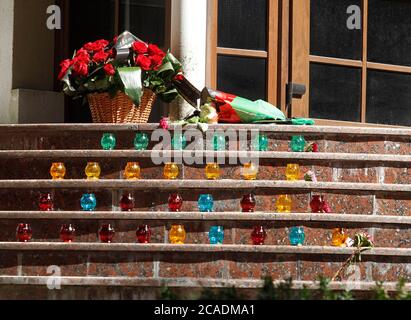 Kiev, Ucraina. 06 agosto 2020. Fiori e candele in memoria delle vittime della massiccia esplosione a Beirut, vista fuori dall'ambasciata del Libano a Kiev. La massiccia esplosione, presumibilmente da nitrato di ammonio, che è stato immagazzinato nel porto, è esplosa e ha ucciso almeno 135 persone e ha ferito migliaia a Beirut il 04 agosto 2020. Credit: SOPA Images Limited/Alamy Live News Foto Stock