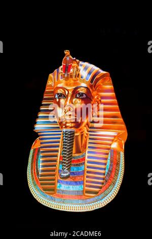 Egitto, Cairo, Museo Egizio: Ologramma della maschera Tutankhamon, esposto mentre la reale è stata riparata. Realizzato da CULTNAT. Foto Stock