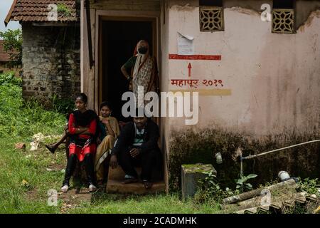 Kolhapur, Maharashtra, India. 6 agosto 2020. Il distretto di Kolhapur è di nuovo sul bordo dell'inondazione nel secondo anno consecutivo. Kolhapur si trova nel sud del Maharashtra, stati occidentali dell'India. Il fiume principale Panchganga ha attraversato il suo livello di pericolo di cibo 42.5 piedi. Le dighe del distretto di Kolhapur si stanno aprendo con lo scarico dell'acqua in eccesso che causa il pericolo di acqua sul lungofiume. I membri della famiglia sono in attesa di tempo ad Ambewadi, dove è marcata la linea di alluvione 2019. Ambewadi e Chikhali sono i villaggi che sono stati colpiti più duramente l'alluvione dell'anno scorso. Credit: ZUMA Press, Inc./Alamy Live News Foto Stock