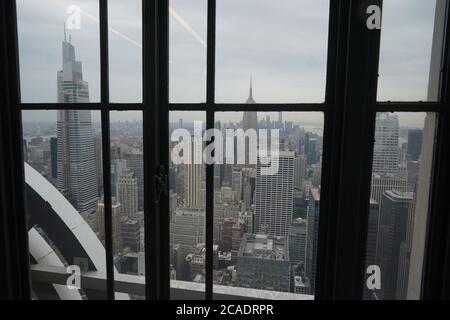 New York, NY, Stati Uniti. 6 agosto 2020. La piattaforma di osservazione Top of the Rock in presenza della piattaforma di osservazione Top of the Rock riapre al pubblico, 30 Rockefeller Plaza, New York, NY 6 agosto 2020. Credit: Eli Winston/Everett Collection/Alamy Live News Foto Stock