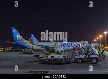 AEROPORTO INTERNAZIONALE DI DUBAI, DUBAI, EMIRATI ARABI Uniti - 26 GENNAIO 2016: Boeing 737, flydubai una compagnia aerea low-cost che progetta da Dubai Foto Stock