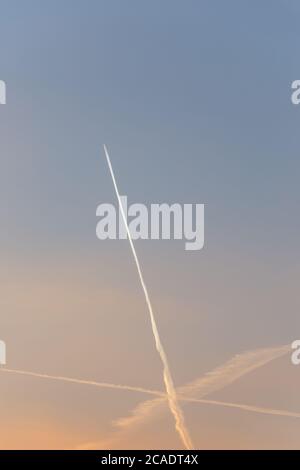 Pista di volo in aereo in un cielo limpido Foto Stock