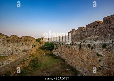 All'interno del sito archeologico del Castello di Methoni. Costruito dai Veneziani agli inizi del XIII secolo, è il più grande e grande del Mediterraneo Foto Stock