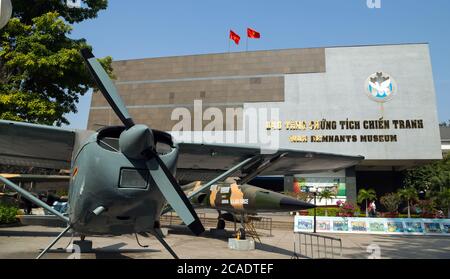 HO chi MINH CITY, VIETNAM - 25 GENNAIO 2015: Museo dei resti di guerra. Esercito aereo US AIR FORCE vicino all'ingresso Saigon Remnants Museum catturato durante il Th Foto Stock