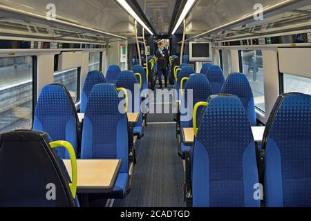 L'interno di un New Northern Trains CAF Civity 195 Treno ad unità multiple di classe Diesel alla stazione ferroviaria di Leeds Foto Stock