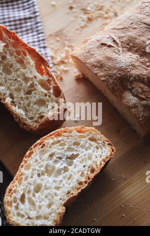 Pane affettato su tavola di legno Foto Stock