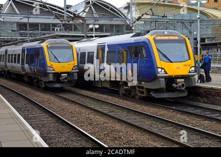 A New Northern Trains CAF Civity 195 classe Diesel multipla Treno di unità insieme a un multiplo elettrico di classe CAF Civty 331 Unità presso la stazione ferroviaria di Leeds Foto Stock