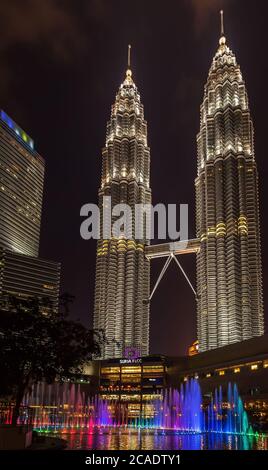 KUALA LUMPUR, MALESIA - 19 FEBBRAIO 2015 - Petronas Twin Towert. Questo edificio (451,9 m/88 piani) e' il piu' alto edificio gemellato del mondo. Foto Stock