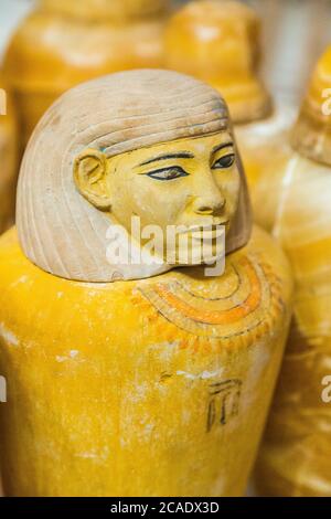 Cairo, Museo Egizio, un vaso canopico, trovato a Saqqara, Regno di mezzo. La giara in pietra calcarea è ricoperta dalla testa di un figlio di Horus : qui Amset. Foto Stock